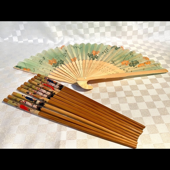 Japanese fan with 10 Bamboo Geisha chopsticks. - Picture 1 of 7